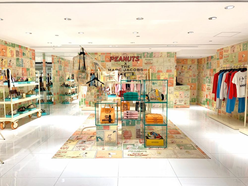 MARC JACOBS X PEANUTS系列香港有售！ 復古風史努比袋款、運動衫！限定贈品！