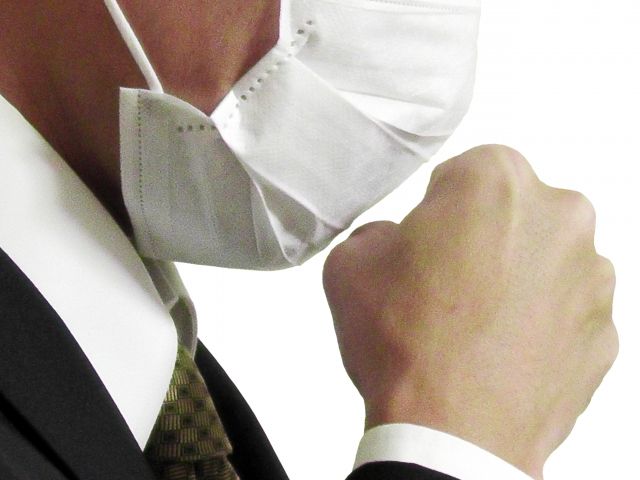 【武漢肺炎】戴口罩10個常犯錯誤示範！吃飯時放桌面、對摺才扔垃圾桶？附醫生專業意見！