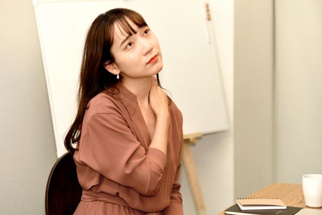 中醫教你懶人肩頸拉伸運動！低頭/姿勢不良致頸部痠痛！1分鐘自我檢查！