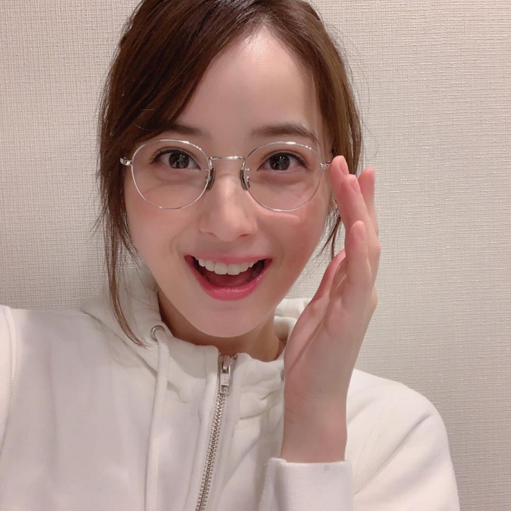 不易出錯的戴眼鏡妝容重點！增強臉部立體感！按五官比例挑選鏡框！