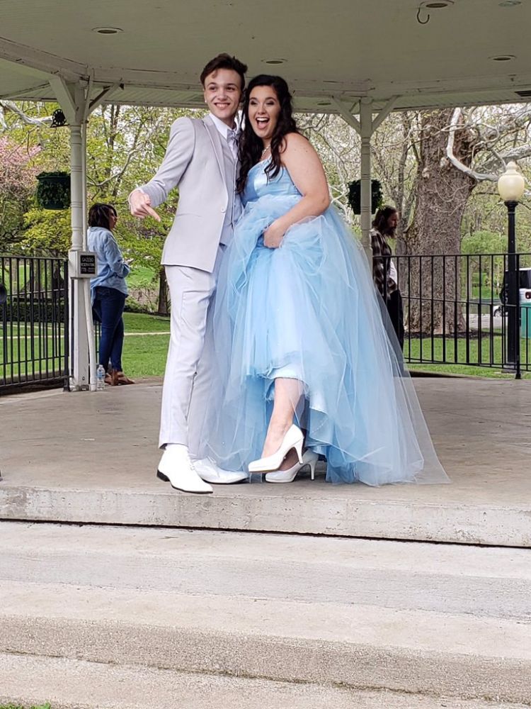 【網絡熱話】禮服太貴買不起！零經驗男閨蜜親手造！網民羨慕：這不是友情，是愛情啊！