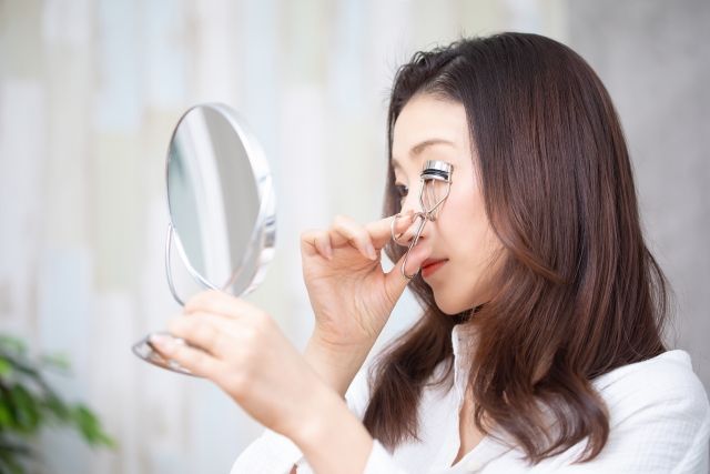 睫毛越掉越多？細數8大傷睫毛壞習慣！卸妝方法不正確、經常做＿＿＿！