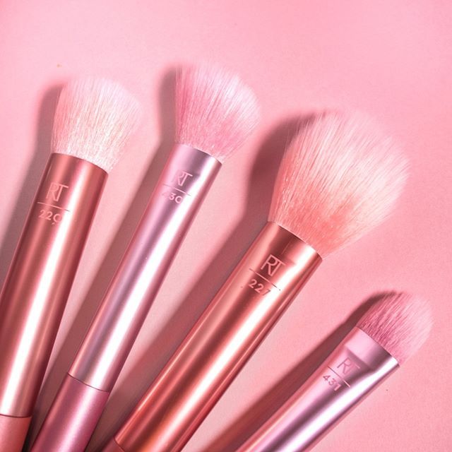 【底妝工具如何選】你該用粉底掃、氣墊粉撲、美妝蛋？根據你的膚質、妝容分析！選對工具讓你底妝更貼服！