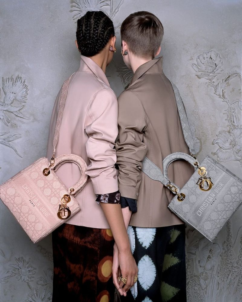 【名牌手袋】Dior Lady D-Lite刺繡帆布手袋！粉嫩柔和色調！名人都愛揹！街拍穿搭一覽！