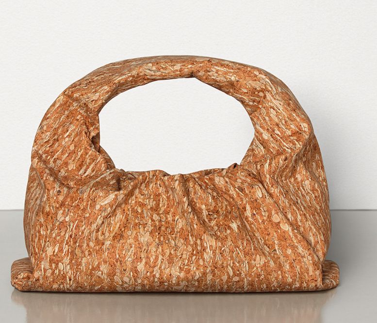 手袋淋濕超心痛？精選6大「防水系」名牌手袋！Valentino、Burberry、Prada！無懼狼狽雨季！