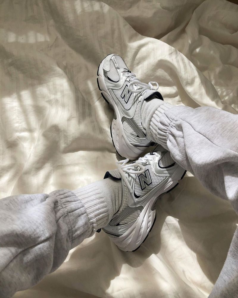 復古魅力擋不住！韓國女生最愛New Balance MR 530波鞋！呈現90年代感！