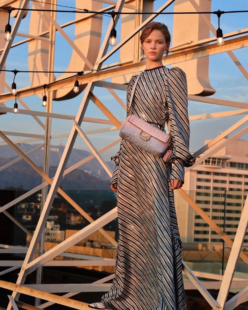 Fendi經典袋款推出「夢幻粉彩色」！粉藍漸層唯美設計！讓人少女心爆發！