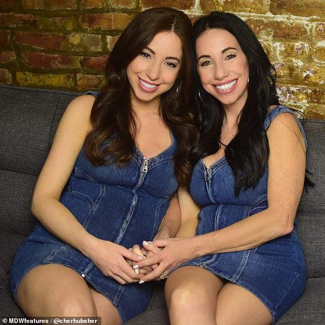 60歲母親與女兒長得超像！連兩位老公也曾認錯！網友：還以為是雙胞胎！