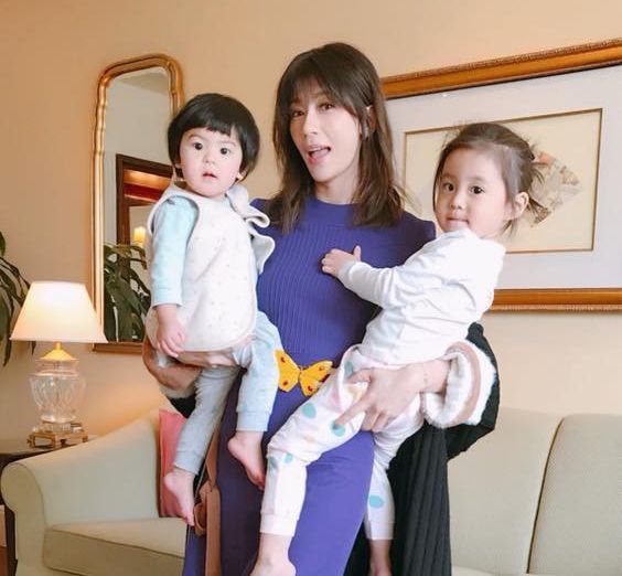賈靜雯女兒波妞&咘咘近況公開！童言童語超可愛！姐姐咘咘與男生磨鼻子手牽手？