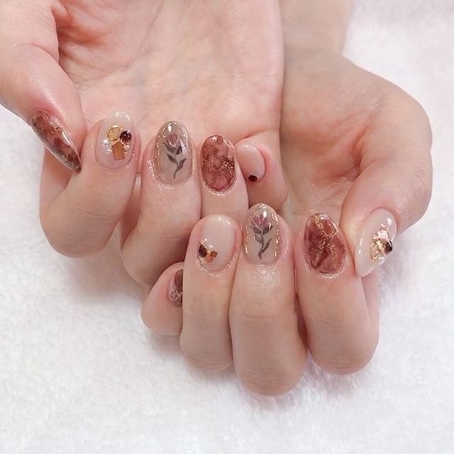 【美甲提案】38款高雅秋冬美甲款式！閃爍寶石琥珀奶茶色！節日亮麗感UP！