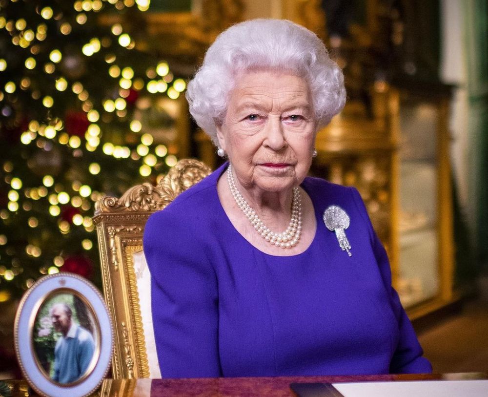 【英國王室】英女王5個微細舉動原來是秘密信號！轉動戒指代表事態緊急！把手袋放在地板／桌上暗示？