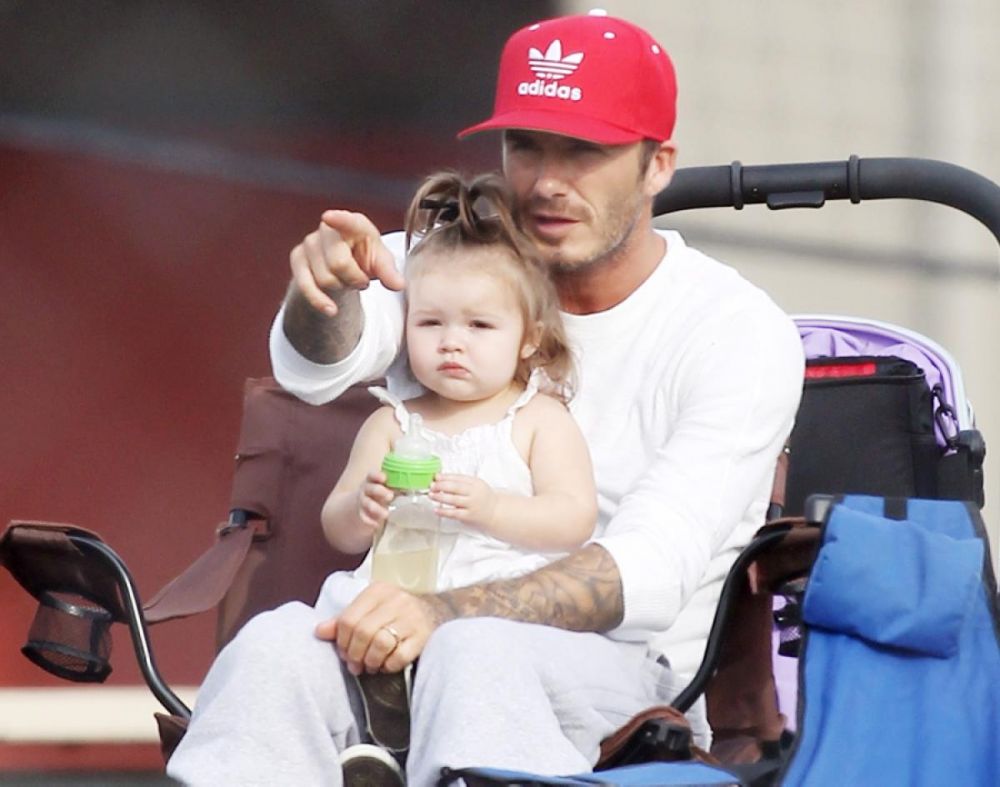 碧咸女兒哈七沙灘短褲晒長腿！減肥成功瘦成小V臉！