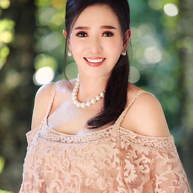 泰國74歲嫲嫲凍齡外表只有歲數一半？18歲當選環球小姐！現和朋友合照像女兒