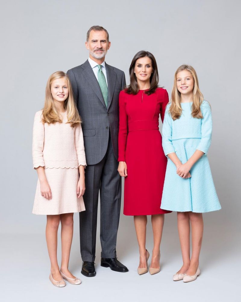 未來西班牙女王：萊昂諾爾公主15歲！2姊妹遺傳父母顏值、氣質！成時尚Icon！