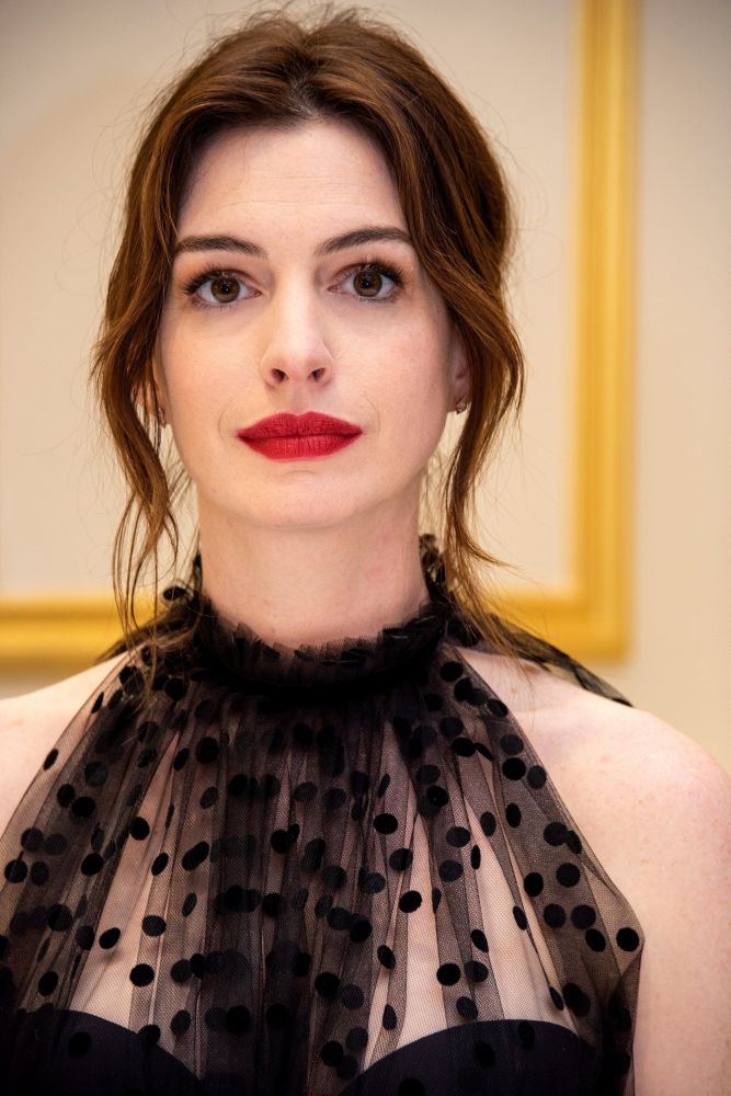 Anne Hathaway街頭照顧小孩被拍！素顏讓人認不出！網友感唏噓：當媽不容易！