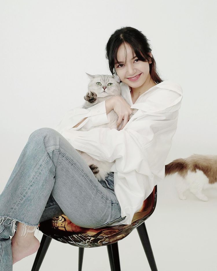 BLACKPINK Lisa露額頭照片被嘲髮線高！靠招牌厚瀏海遮醜？造型師揭不能沒瀏海原因！