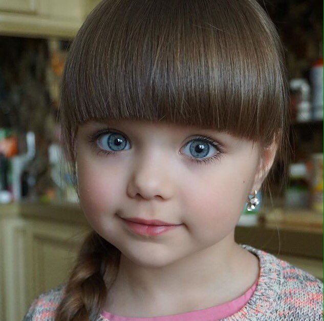 俄羅斯小女孩被封「真人版洋娃娃」！超美寶石藍眼睛！11歲現況公開！