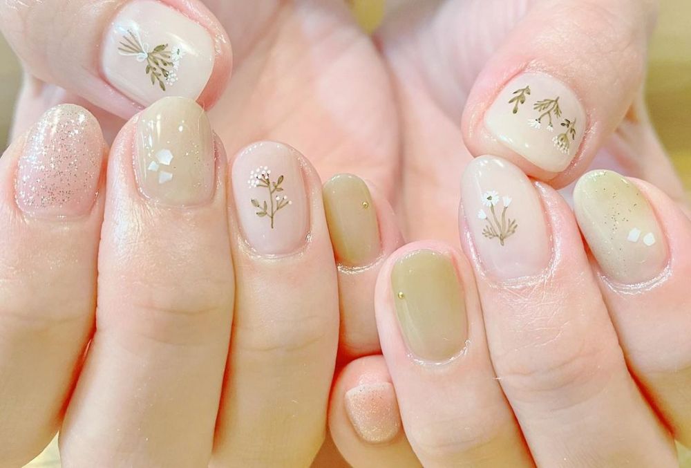 【美甲2021】28款鼠尾草綠色美甲提案！低調溫柔甜美！韓風手繪花系款式！