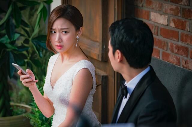 男友終於求婚新娘卻憤怒取消婚禮！驚覺媽媽僱用未婚夫！網民：父母太離譜了！