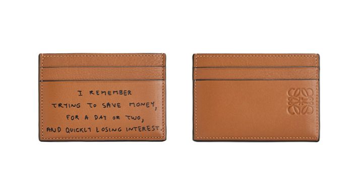 LOEWE x Joe Brainard 幽默手繪系列！卡套：「我記得我曾想慳錢 ，但一兩天後就放棄了！」是女生心聲！