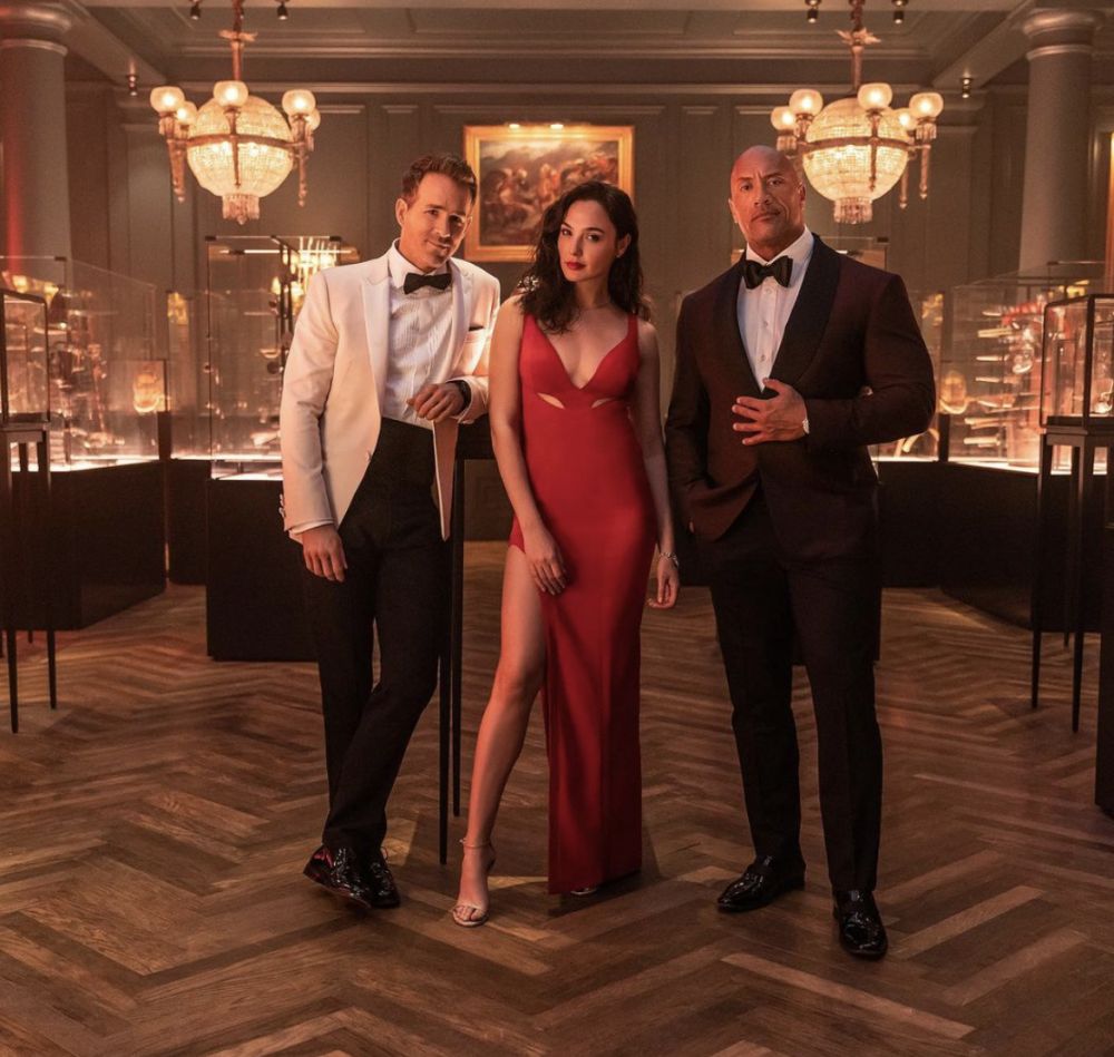 The Rock電影《紅色通緝令》11月Netflix上映！神奇女俠/死侍演頭號通緝犯？首波預告+5大看點整理！