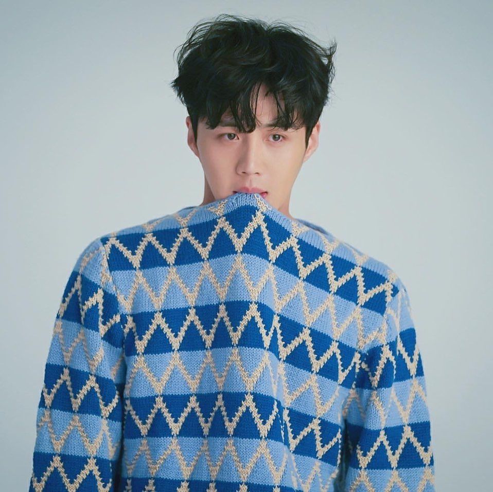 8件事認識《海岸村恰恰恰》金宣虎！大勢「酒窩男神」！32歲才第一次坐飛機/睡覺會說夢話！