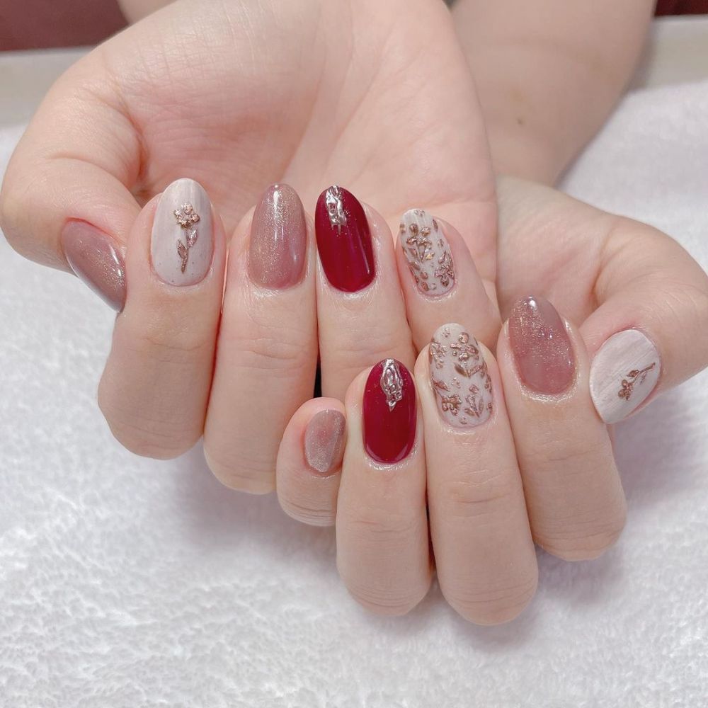 【新年美甲2022】30款農曆新年美甲提案！桃紅色調溫柔顯白！日系押花／雲石紋！
