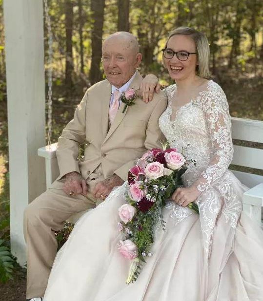 19歲護理員嫁89歲認知障礙老伯！相差70歲「爺孫戀」！對話曝光被揭心懷不軌！