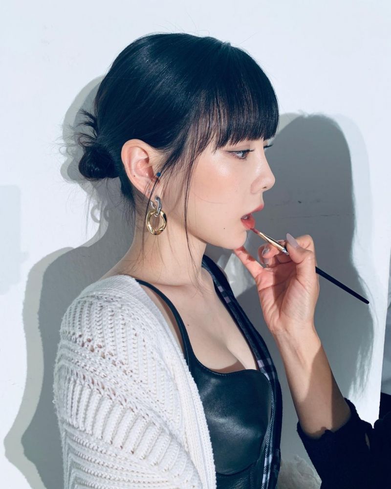 口罩妝必學5個「唇膏定妝技巧」！透明碎粉/疊擦是關鍵！喝水不掉色+不沾口罩！