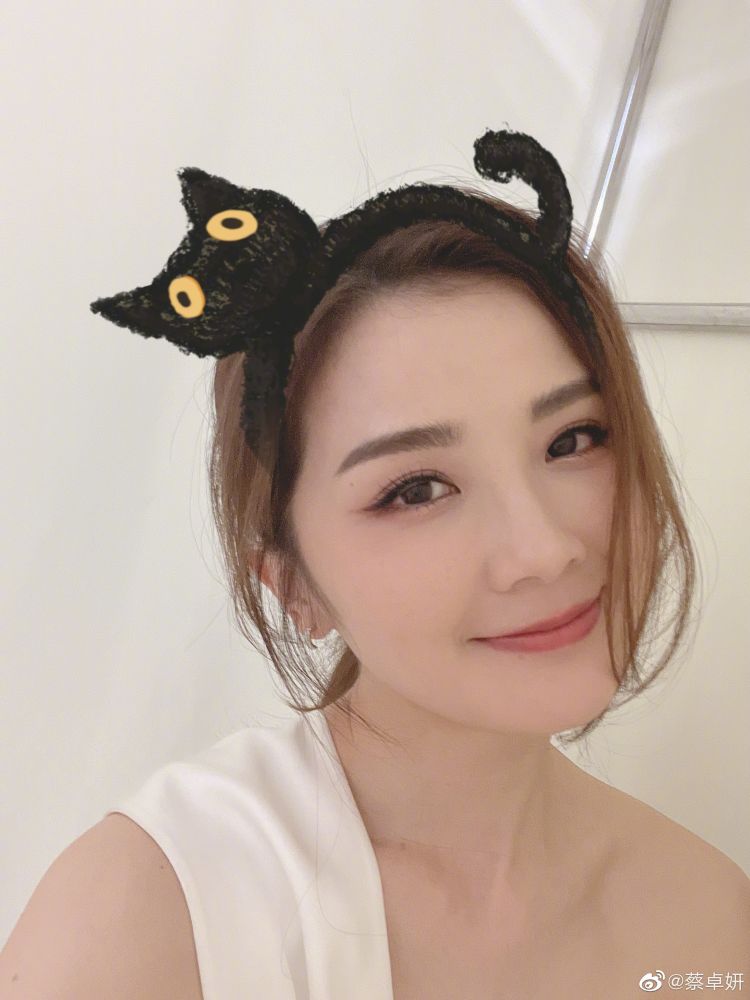 蔡卓妍示範「偽素顏」淡妝6大步驟！ 減齡胭脂畫法修飾圓臉！必學遮黑眼圈技巧！