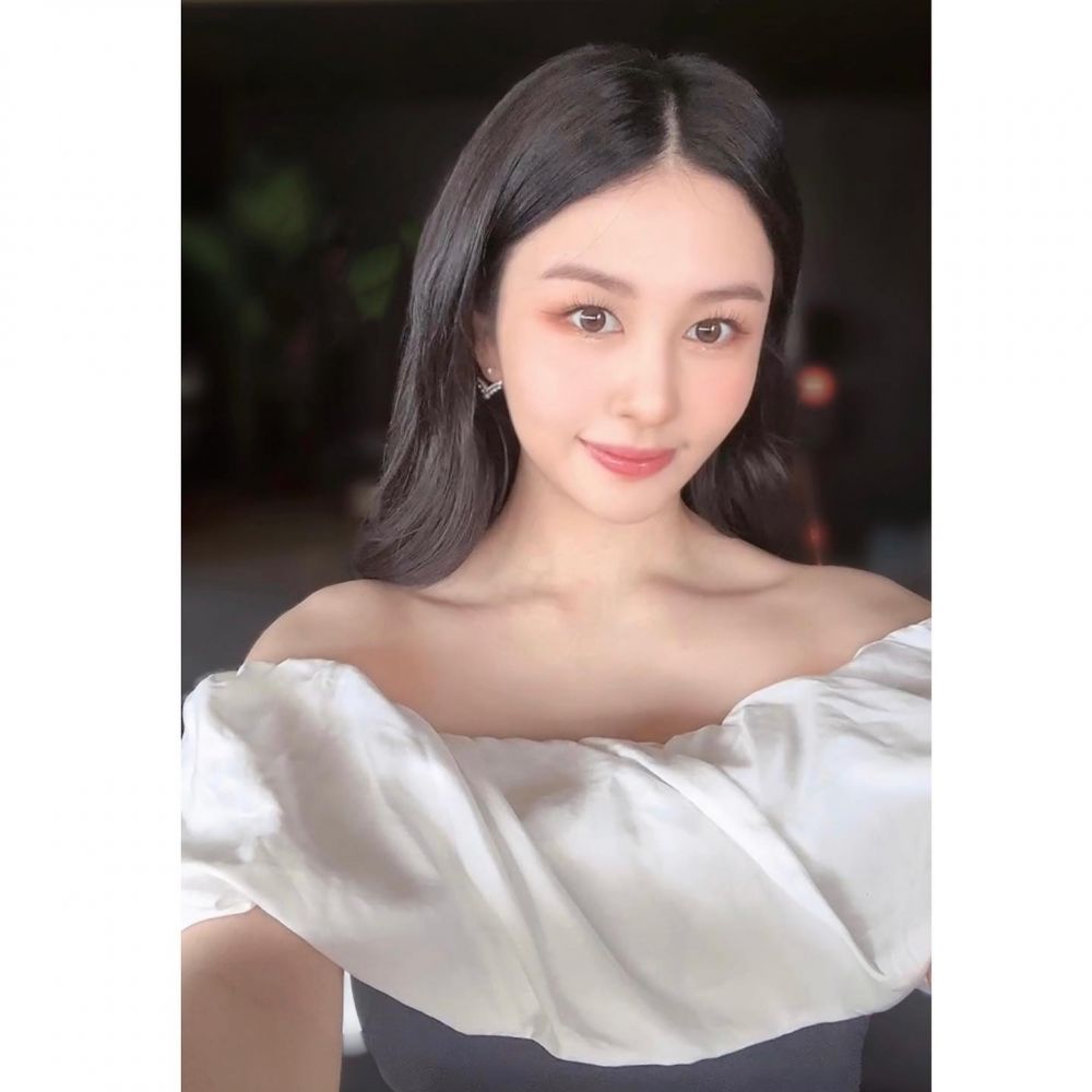 邱淑貞大女沈月21歲生日美照驚艷！性感露肩裝曬白滑香肩！甜笑電眼自拍成焦點！