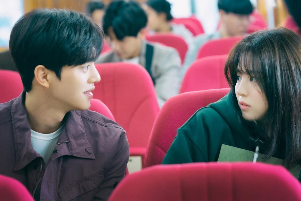 網絡熱話｜酒吧遇帥哥搭訕一夜情後在課室重遇！女老師驚悉對方是自己學生怕被開除！