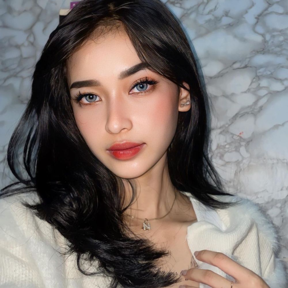 印尼「最美清潔工」爆紅坐擁60萬粉絲！下班後妝容精緻判若兩人！美貌震驚網友！