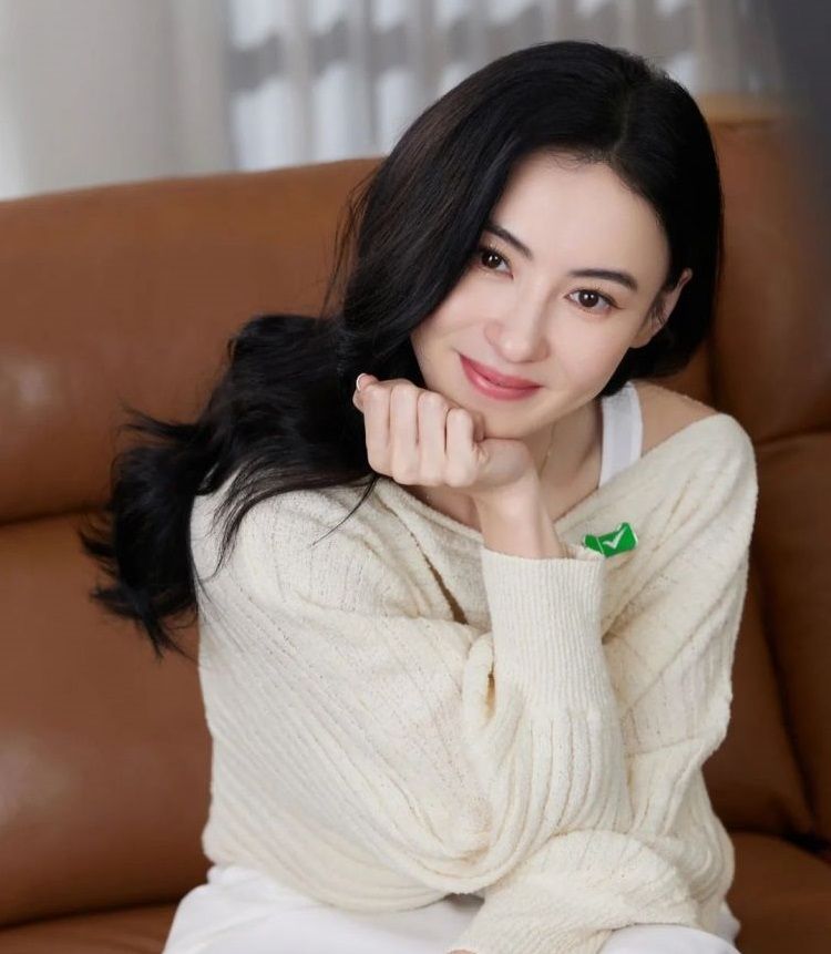 42歲張栢芝曬性感睡衣照被激讚！但有網民批濾鏡太重出事？重溫19歲剛出道美照！