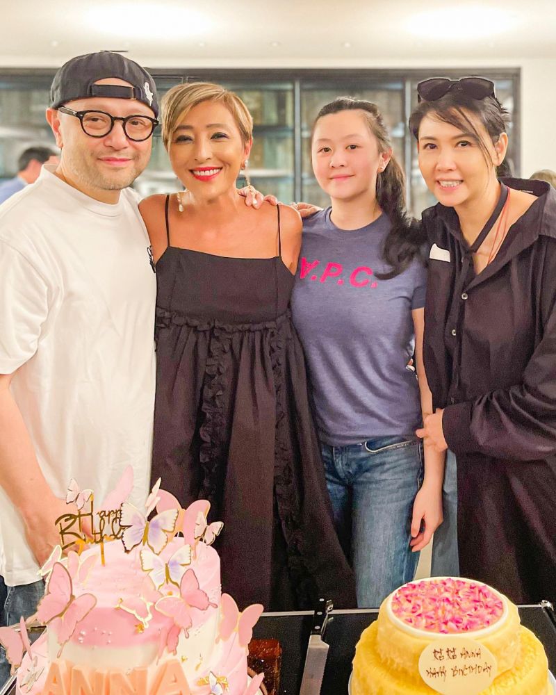 54歲邱淑貞賀上山詩鈉生日美貌驚艷！素顏真實狀態被激讚！二女沈日顏值成焦點！