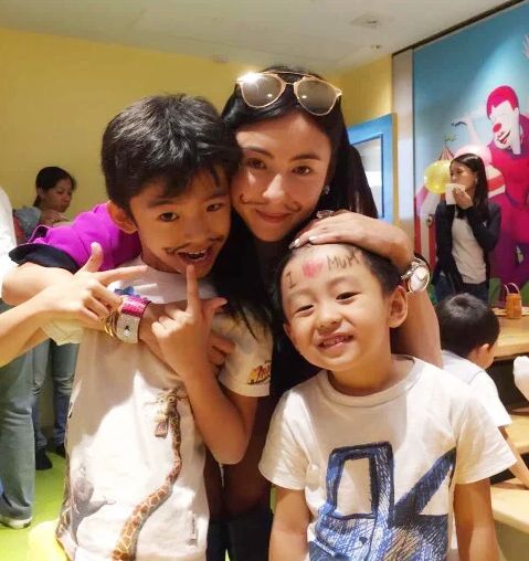 張柏芝12歲二仔Quintus練拳正面照曝光！帥氣五官不輸爸爸！網民激讚「小謝霆鋒」！