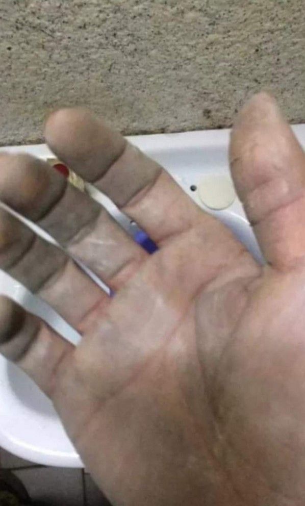 水泥工自覺手太髒一直不敢取餐！因外賣員一暖心舉動發文獲6萬讚好！「簡單一句話對我來說太溫馨」