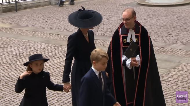 英女王國葬 | 凱特王妃佩戴珍珠項鏈成爲焦點！背後隱藏暖心含義！喬治王子、夏綠蒂公主偷偷拭淚！
