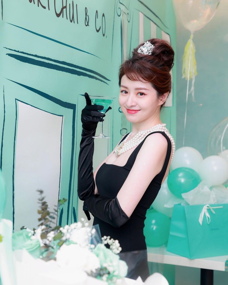 徐淑敏38歲生日Cosplay柯德莉夏萍！S型身材不像三孩之母！網民：夫妻撞樣？