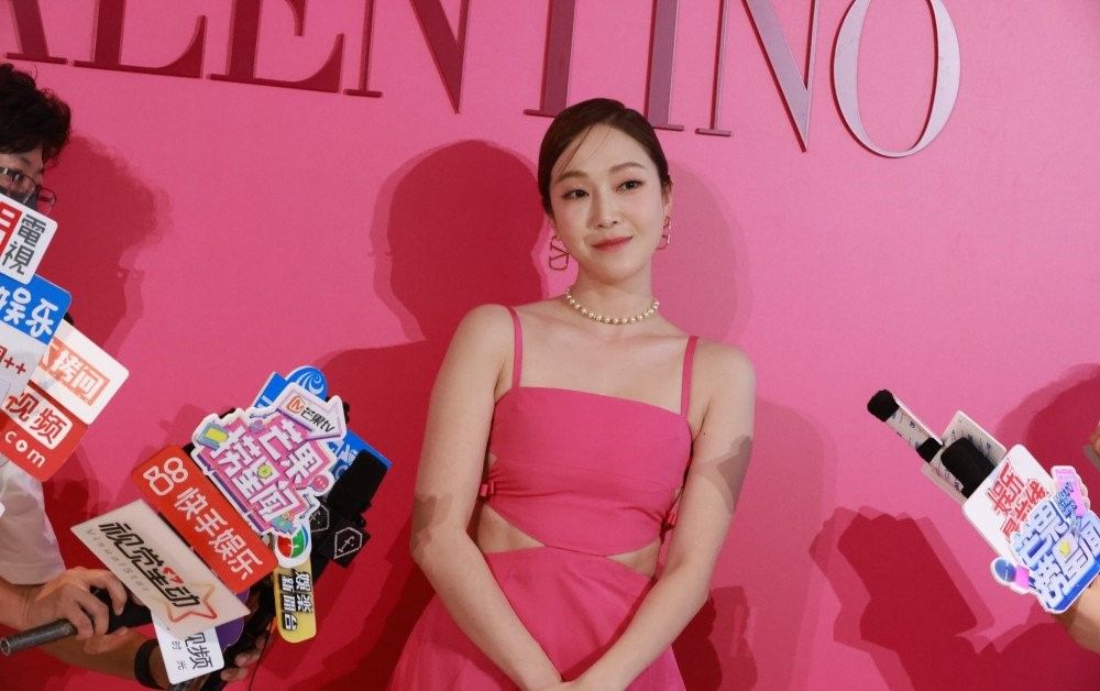 Jessica都駕馭不了死亡芭比粉禮服！圓潤腰間鏤空現贅肉！粉絲護航：長肉了更好看！