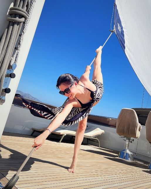 43歲廖碧兒曬性感水着相！「素顏太靚」變樣認唔出！網民：好似霍汶希！