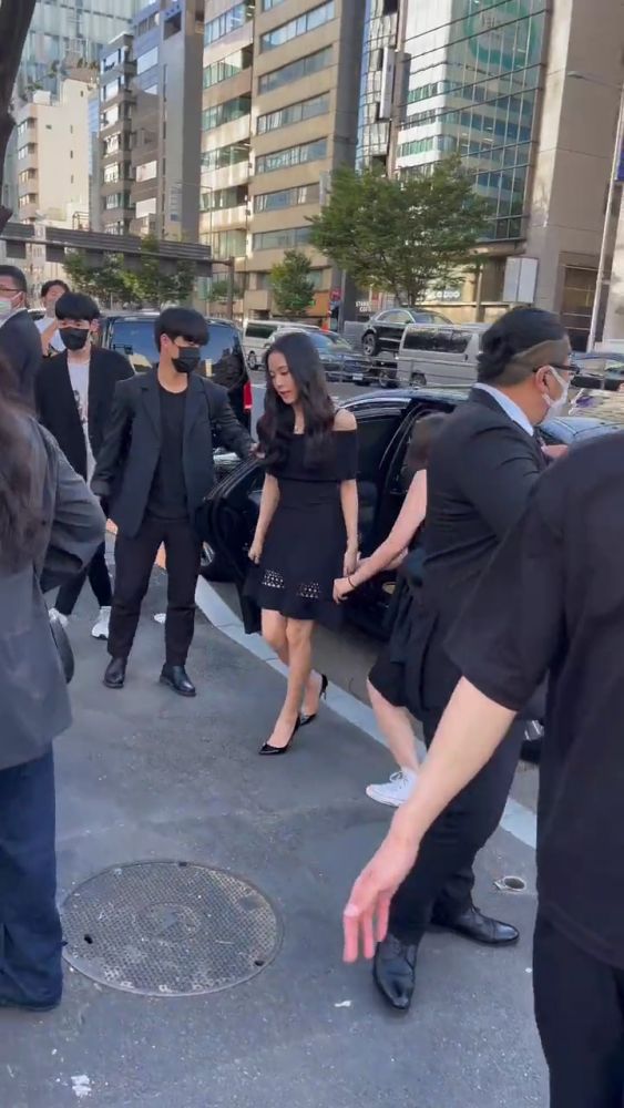 網友日本街頭野生捕獲「人間Dior」Jisoo！真實外貌/高度曝光！16秒片段獲1.5M點撃！