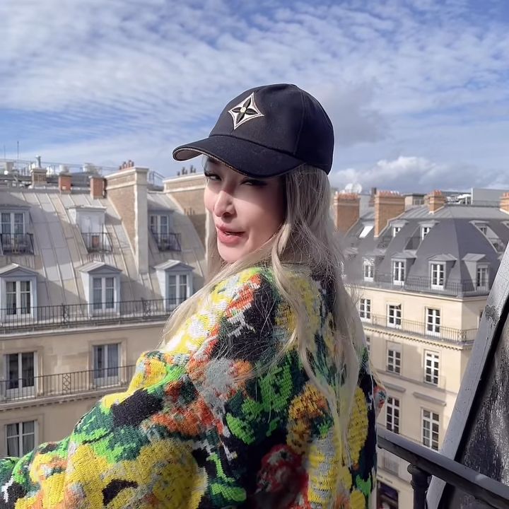 43歲蕭亞軒五官疑再度進化！出席巴黎時裝周嚇壞網民！遭狠踩臉僵「眼歪嘴斜巫婆鼻」！