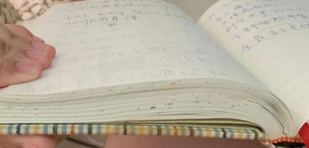 執屋翻出媽媽20年前超厚育兒日記！看第一頁已淚崩！一原因不敢認真看完！