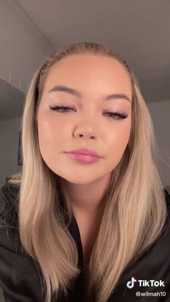 女生貪靚嘴唇紋身驚變災難！「紋錯位置」全程無發現！照鏡後超崩潰！