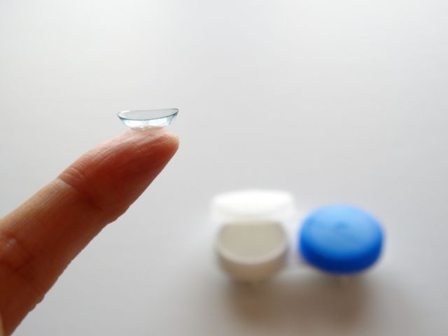 女生戴隱形眼鏡洗澡險變盲！眼有異物感/視力突然模糊！醫生：戴Con人士要小心！