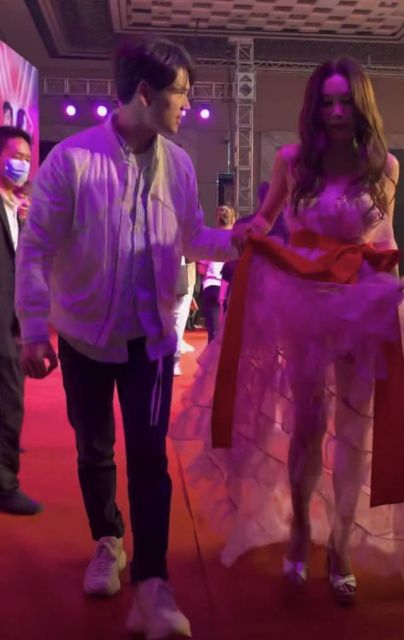 56歲溫碧霞童心未泯遊迪士尼！露肩上衣+短裙曬美腿！被網民野生捕獲激讚保養得宜！