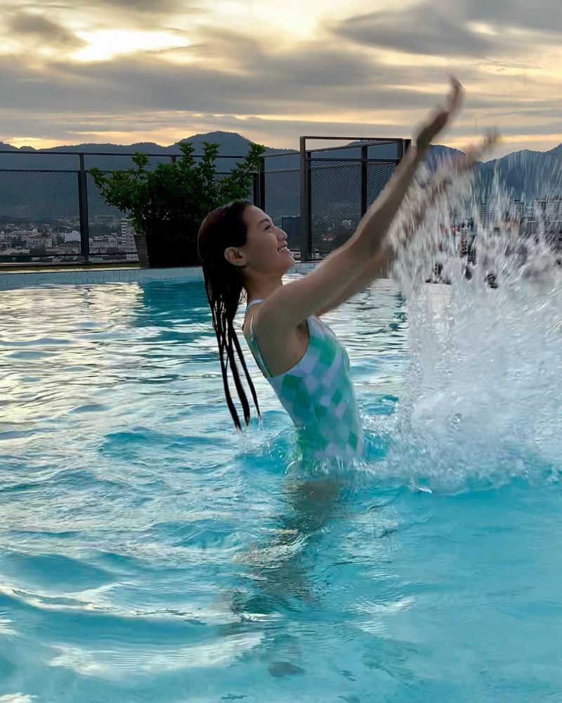 周秀娜曬泳照上圍「縮水」惹熱議！激瘦身材曝光！網民：魔鬼身材不再？