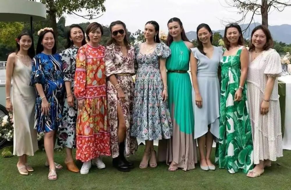 郭晶晶現身香港最強名媛聚會！穿舊衣出席！低調打扮獲讚「貼地」豪門媳婦！