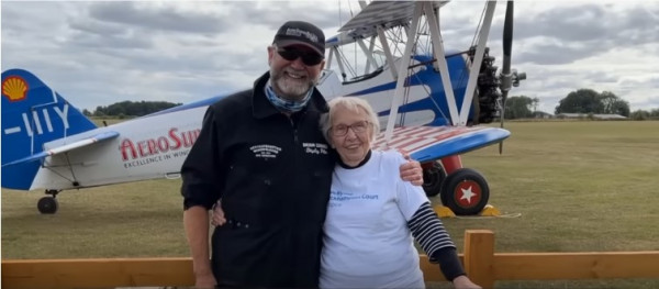 93歲婆婆挑戰站飛機翱翔天際 不想認老證明自己 同時只為1個心願 